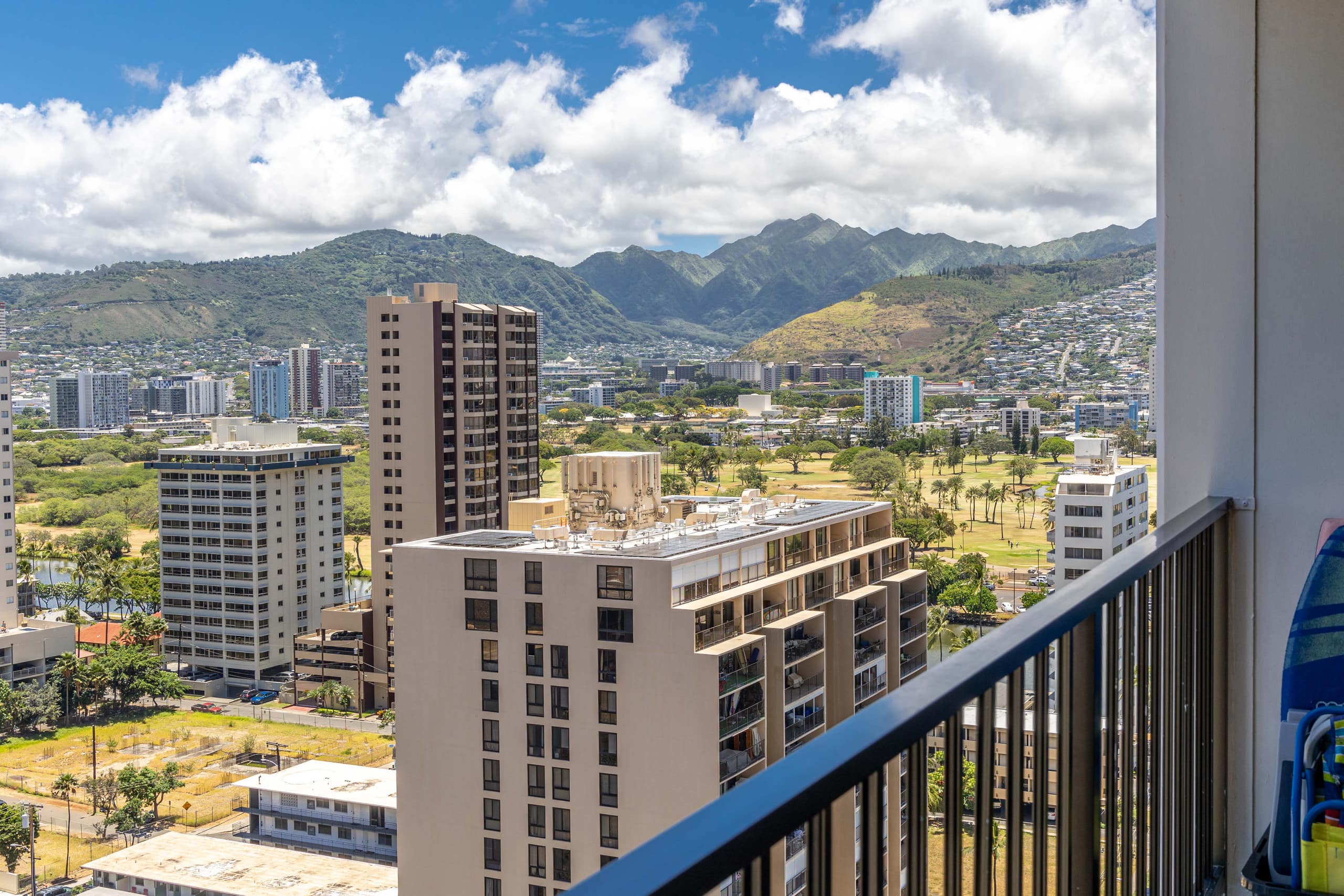 Spectacular Waikiki Condo w/free parking & pool - Image 30