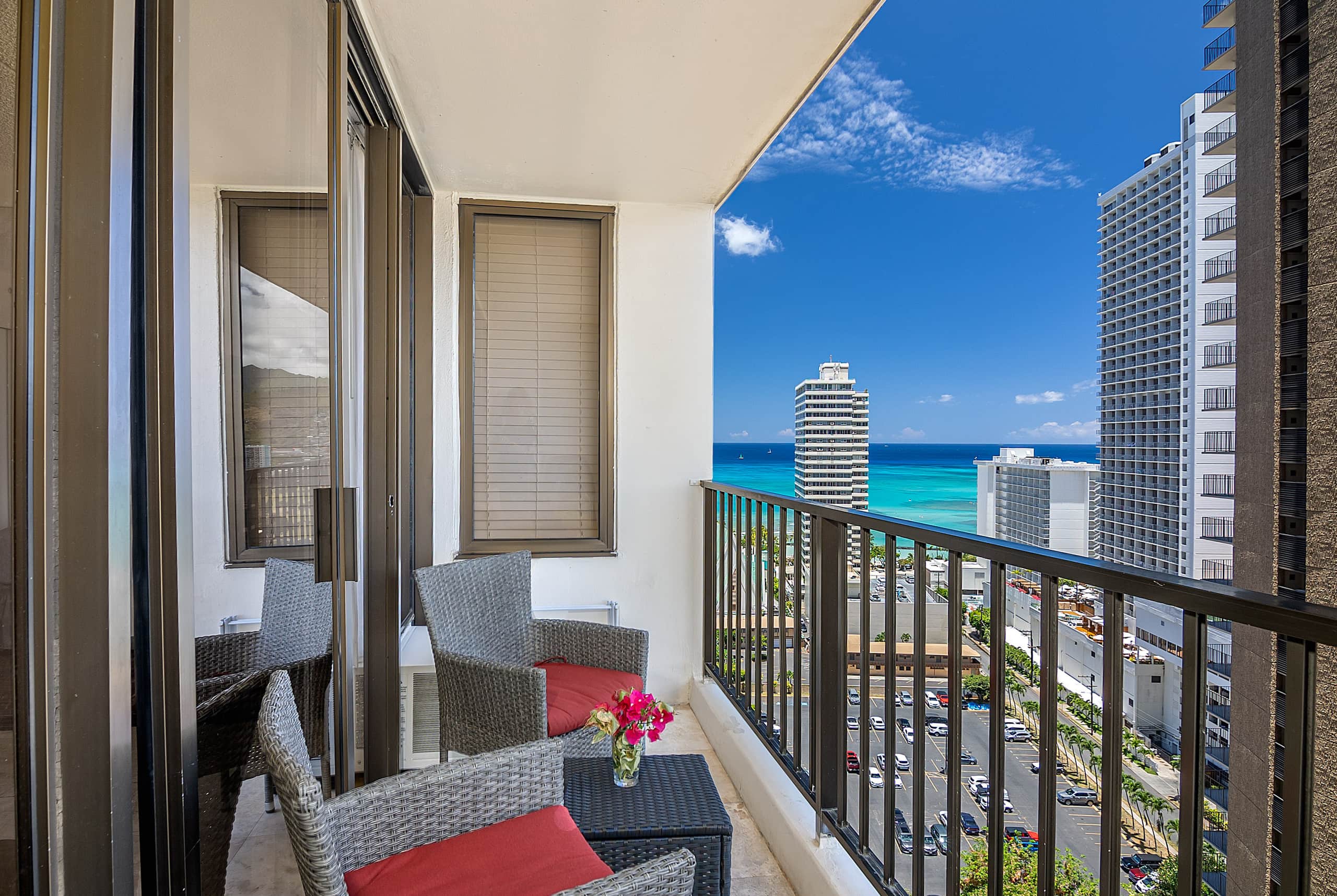 Spectacular Waikiki Condo w/free parking & pool - Image 27