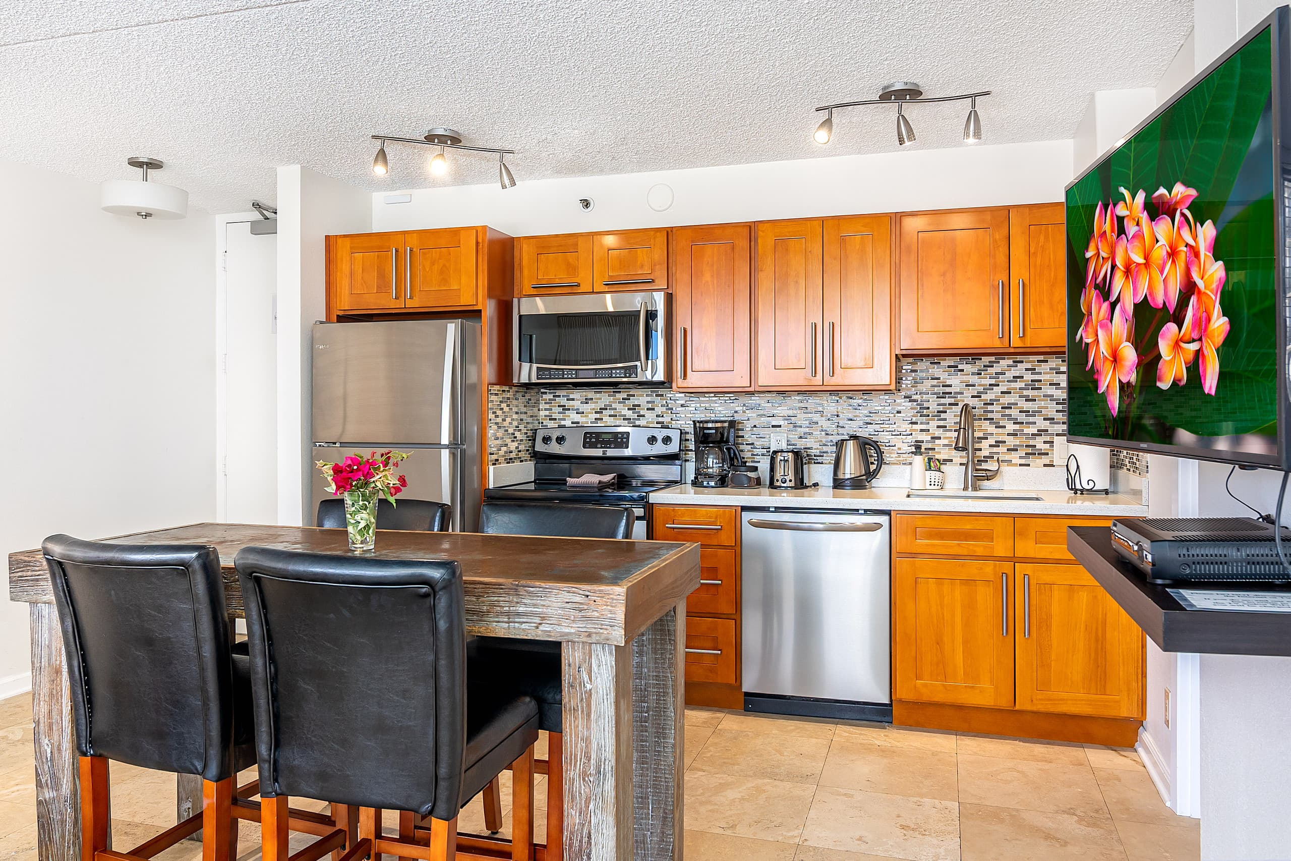 Spectacular Waikiki Condo w/free parking & pool - Image 13