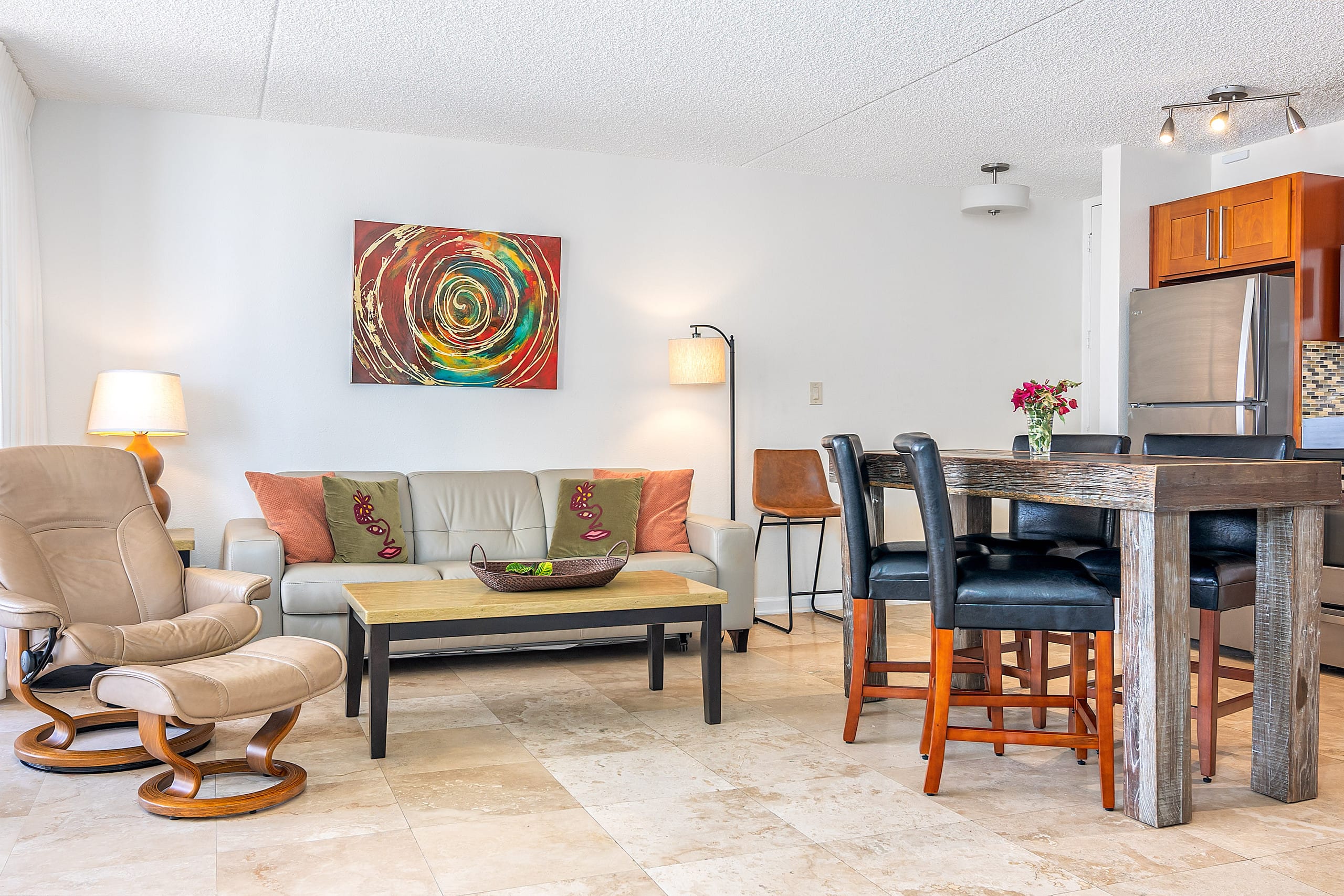 Spectacular Waikiki Condo w/free parking & pool - Image 2