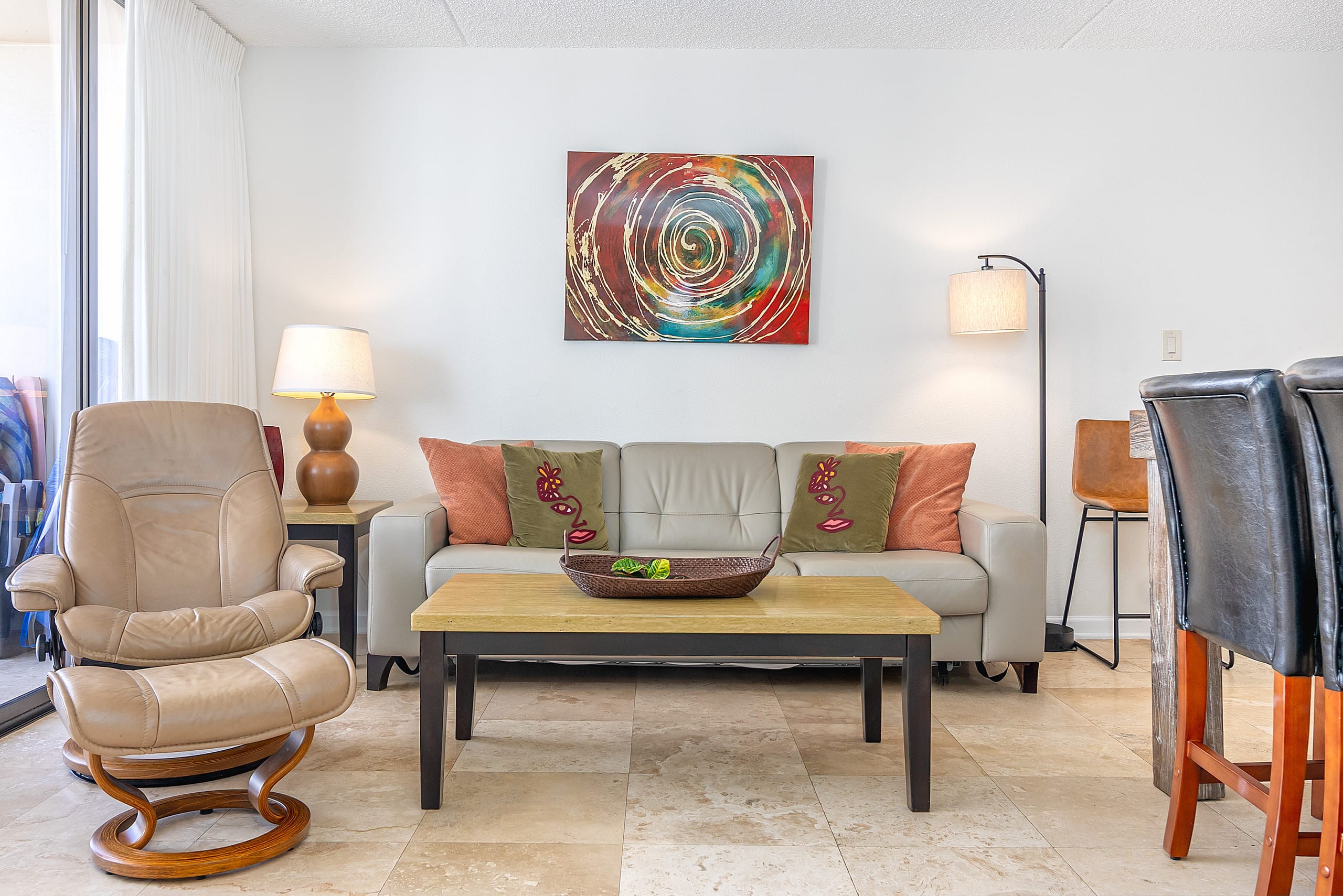Spectacular Waikiki Condo w/free parking & pool - Image 4