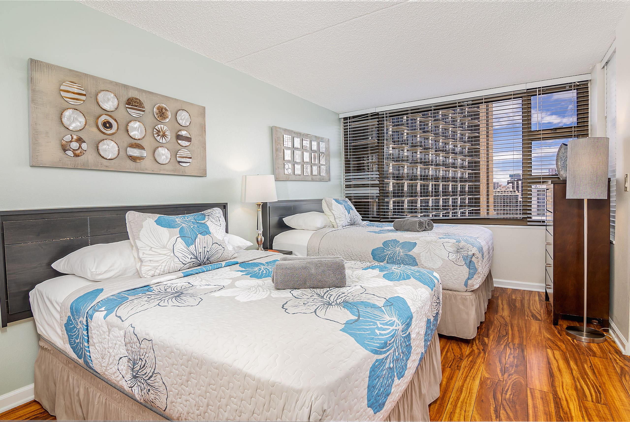 Spectacular Waikiki Condo w/free parking & pool - Image 23