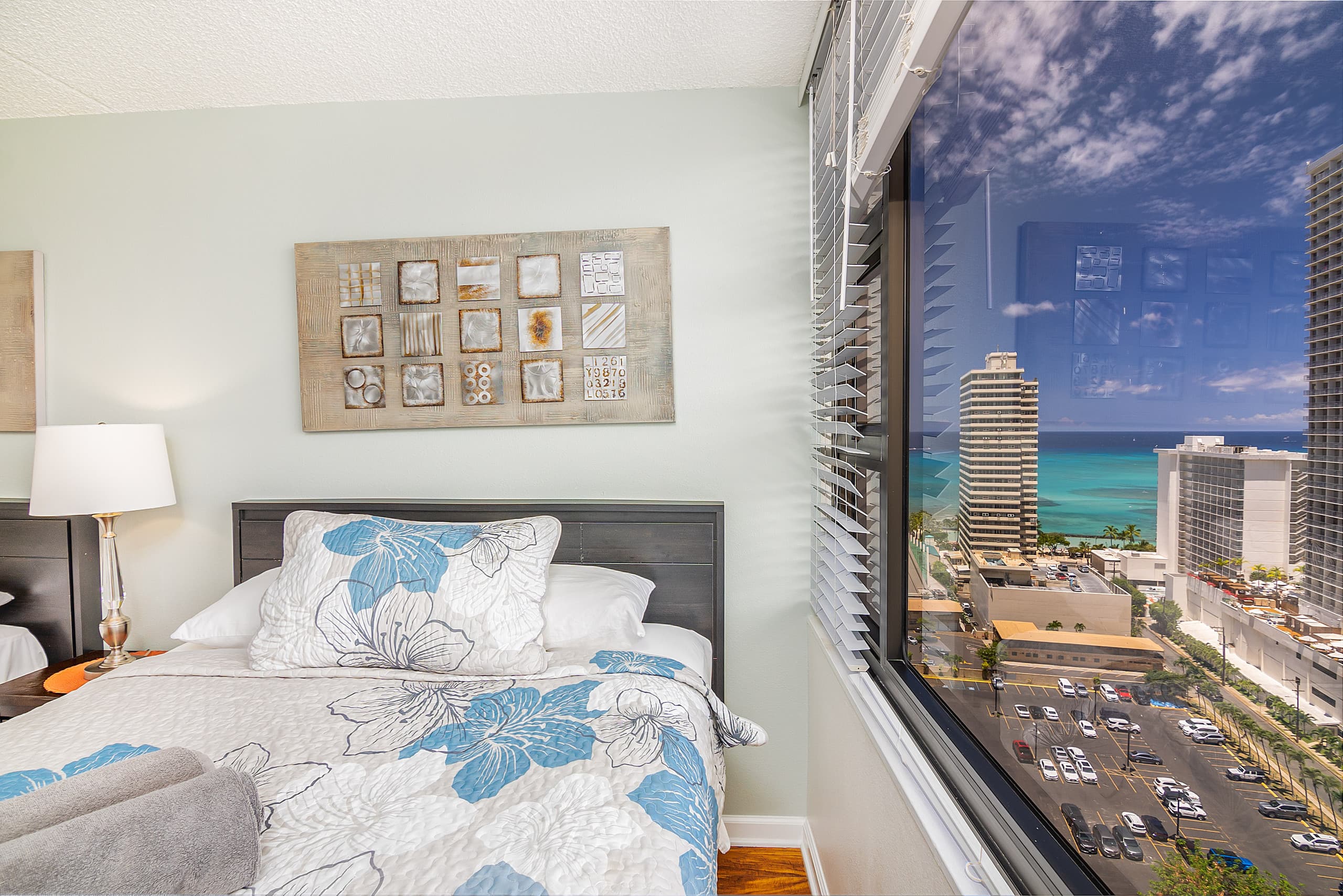 Spectacular Waikiki Condo w/free parking & pool - Image 21