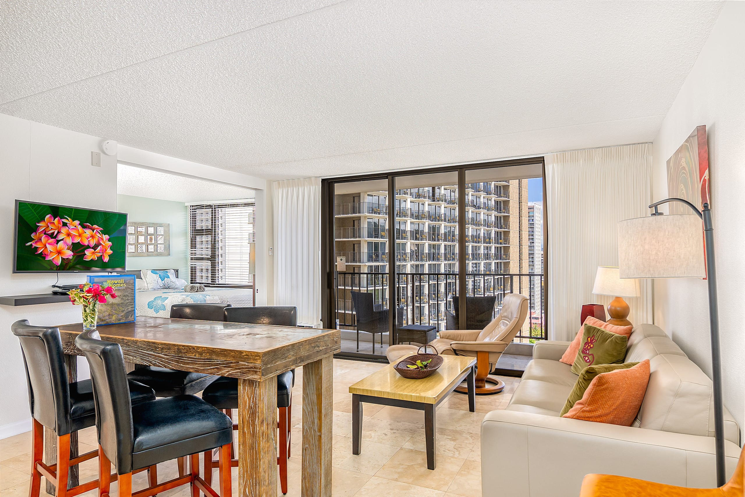 Spectacular Waikiki Condo w/free parking & pool - Image 3