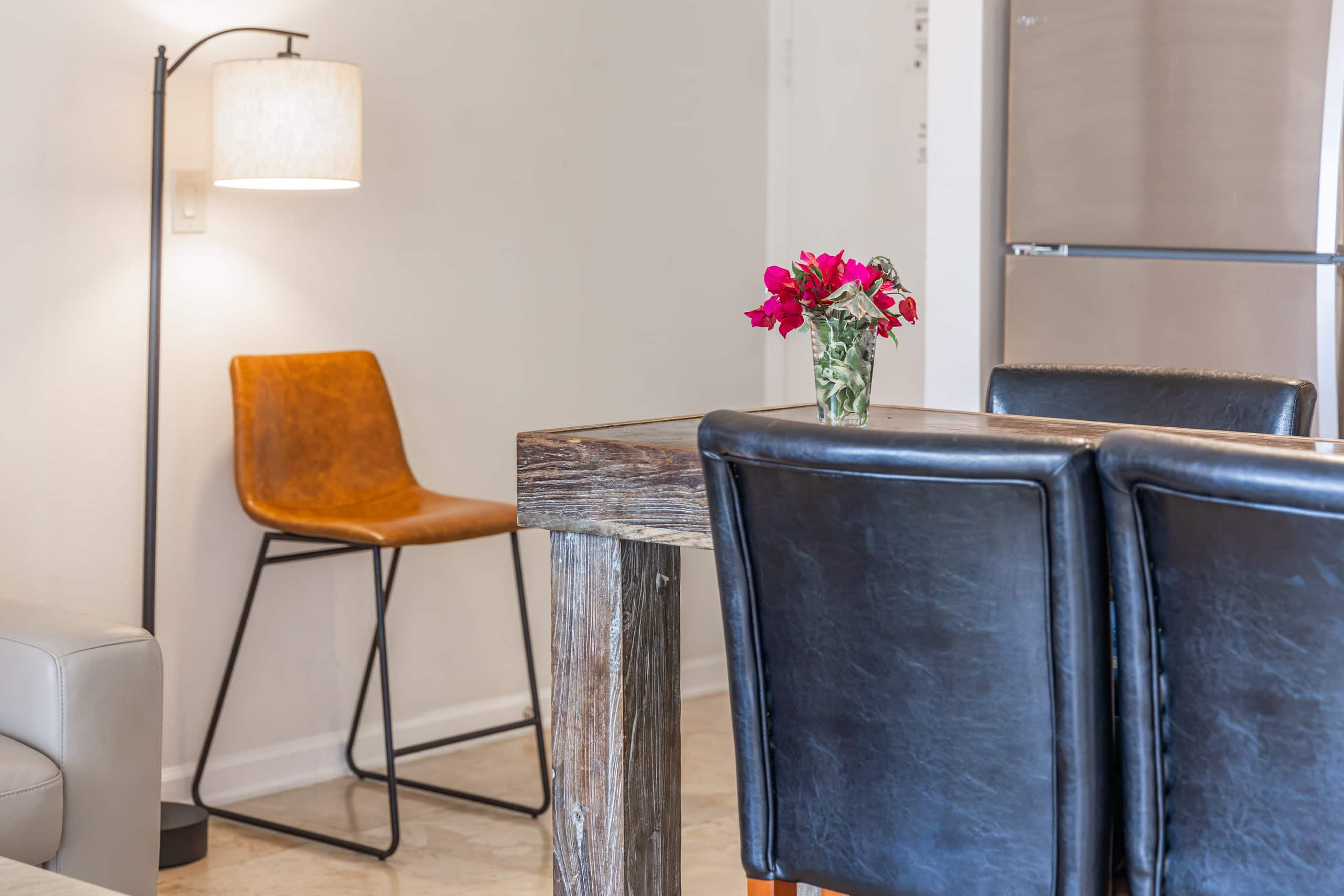 Spectacular Waikiki Condo w/free parking & pool - Image 19