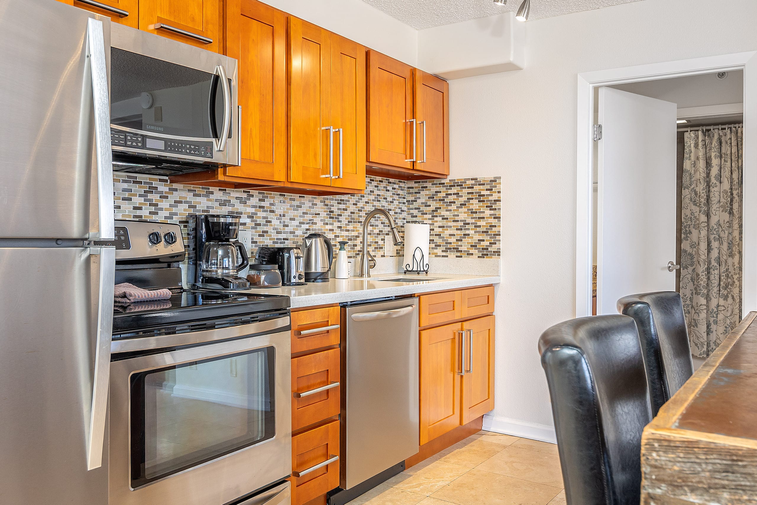 Spectacular Waikiki Condo w/free parking & pool - Image 12