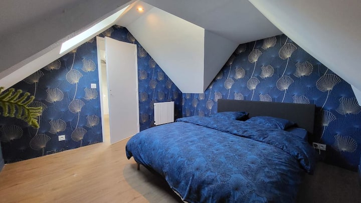 Chumba cha bluu kilicho upande wa kulia kwenye ghorofa ya 2 