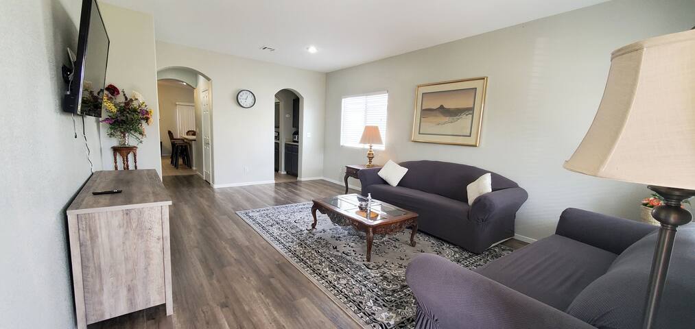 •5xRoku TV’s•1700ft²•Backyard•Pets•Garage•Netflix•