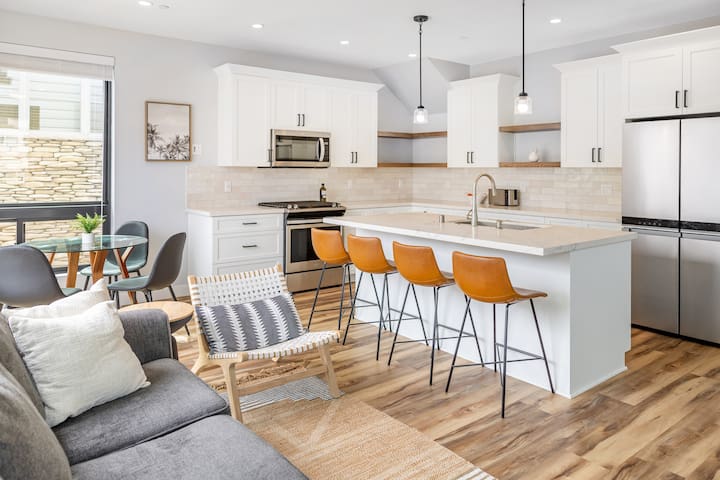 OCEAN VIEW – 1 block to the beach