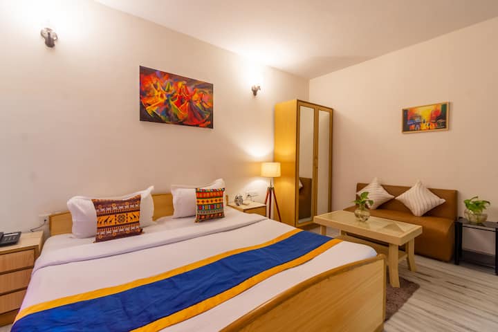 Dhomë luksoze me tavolinë studimi, televizor 32 inç, tavolinë anësore, tavolinë qendrore me dhomë 160 metra katrorë.