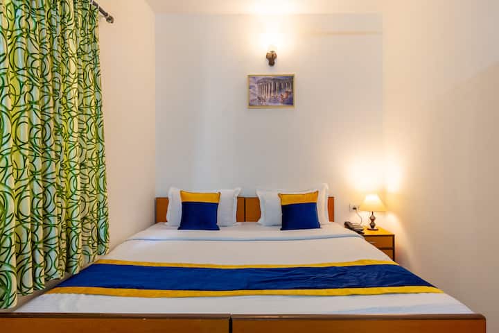 Dhomë luksoze me ballkon të vogël dhe tavolinë studimi, televizor 32 inç, tavolinë anësore, tavolinë qendrore me dhomë 140 metra katrorë.