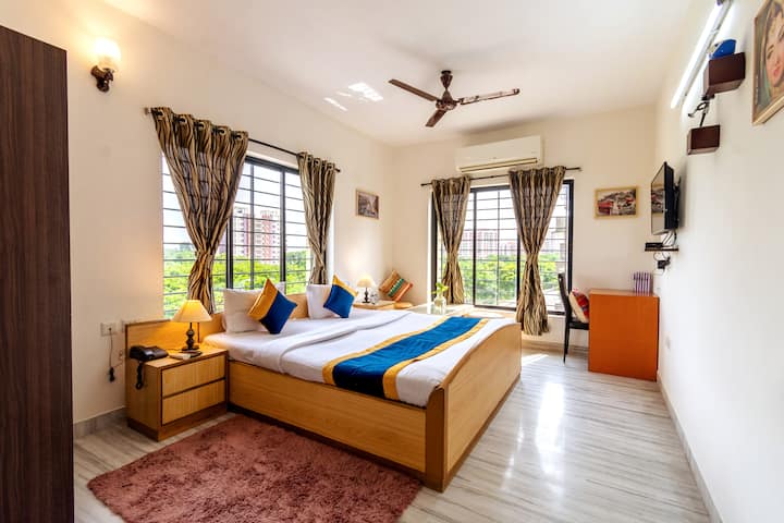 Dhomë luksoze me tavolinë studimi, televizor 32 inç, tavolinë anësore, tavolinë qendrore me dhomë 160 metra katrorë.