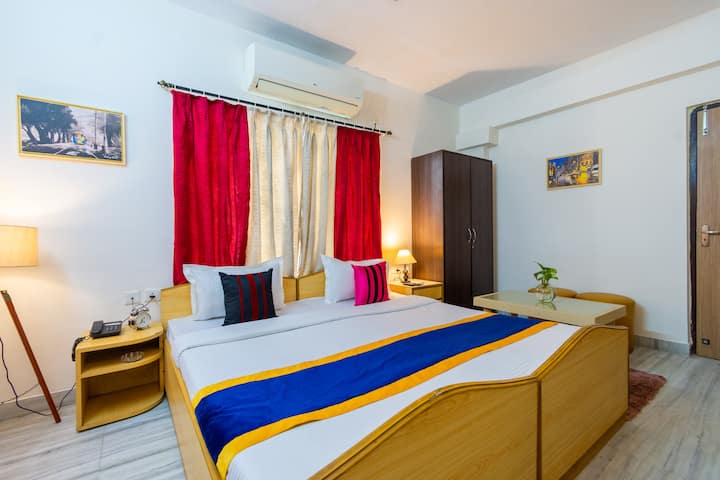 Dhomë luksoze me tavolinë studimi, televizor 32 inç, tavolinë anësore, tavolinë qendrore me dhomë 160 metra katrorë.