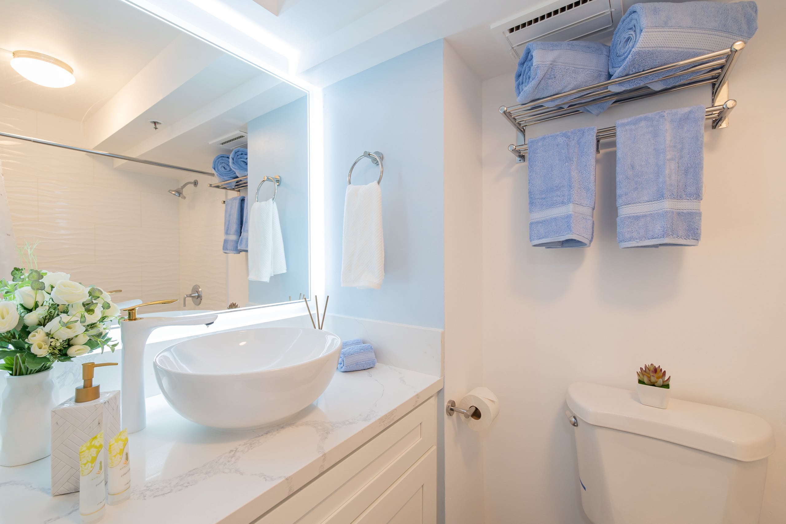 Condo in Honolulu · ★4.83 · 1 bedroom · 2 beds · 1 private bath - Image 15