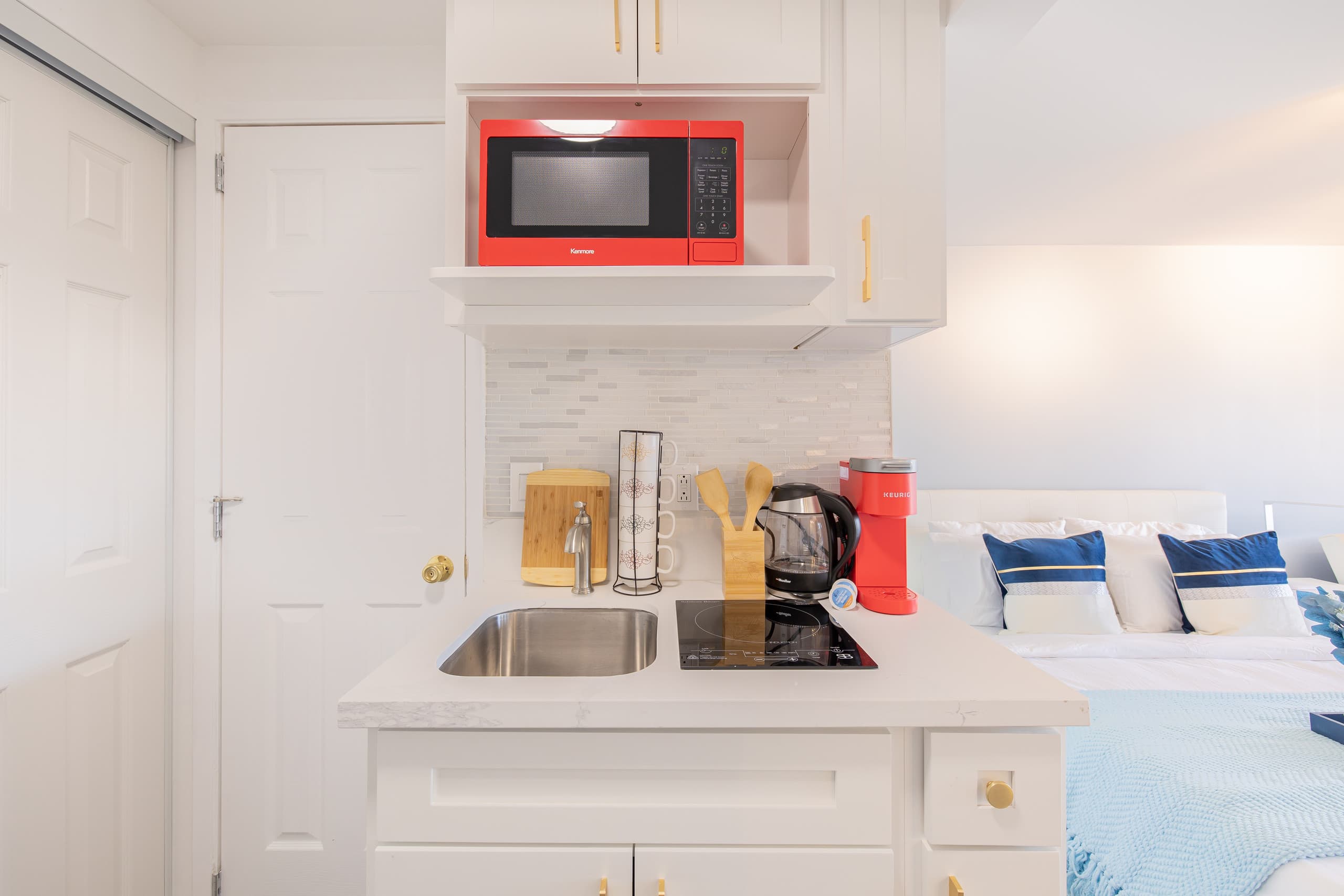 Condo in Honolulu · ★4.83 · 1 bedroom · 2 beds · 1 private bath - Image 5
