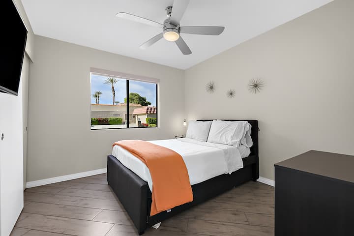 Chumba cha mgeni wa tatu kilicho na kitanda cha watu wawili na kitanda pacha. Televisheni mahiri ya inchi 45