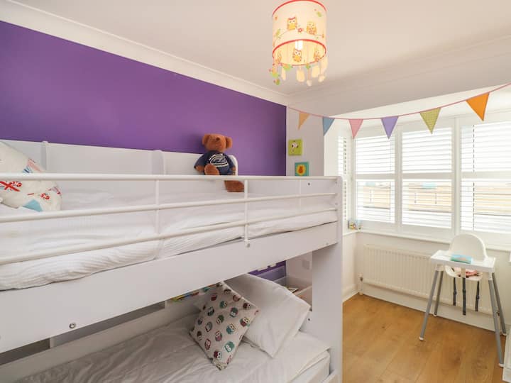 غرفة نوم في الطابق الأرضي مع أسرّة بطابقين ليس فقط للأطفال! هذه الأسرّة متينة جدًا وقوية بما يكفي للبالغين. من سينام على السرير العلوي ؟ 