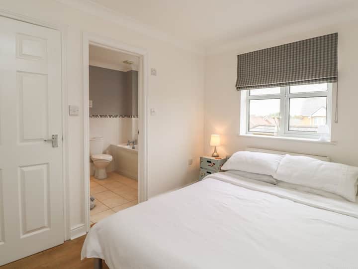 هل ذكرت غرف النوم الأربع الداخلية ؟