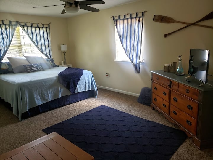 Dormitorio principal con TV inteligente que incluye ROKU y HULU PLUS