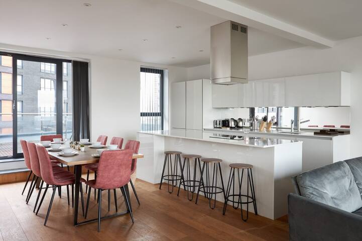 Stunning and spacious 3 bed penthouse,Canning Town