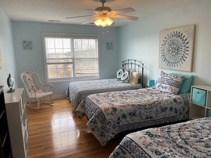 غرفة نوم في الطابق العلوي مقابل الشقة العلوية