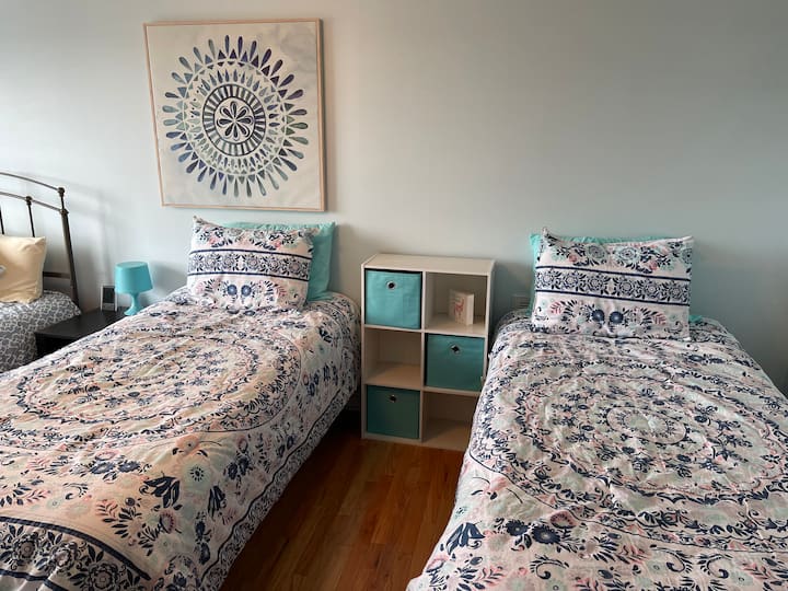 غرفة نوم في الطابق العلوي مقابل الشقة

1 سرير مزدوج وتوأم يمكن تحويلهما إلى سرير كينج