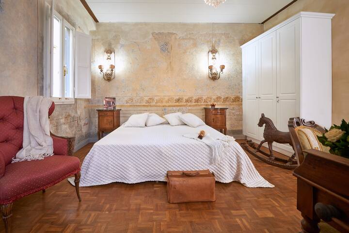 Firenze Rentals Deluxe Apartment Cimatori gallery image 4