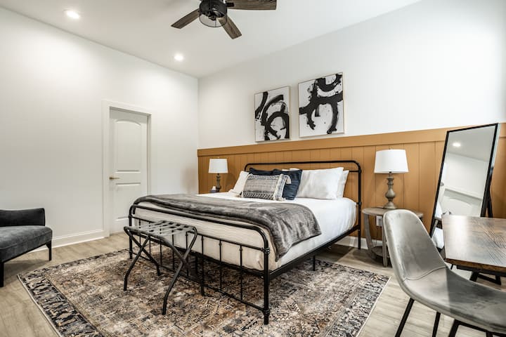 Главна спална соба која се наоѓа на главниот кат директно од дневниот/трпезарискиот простор.