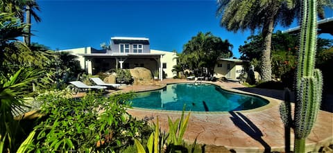 Private Paradise: tropical garden, pool & jacuzzi