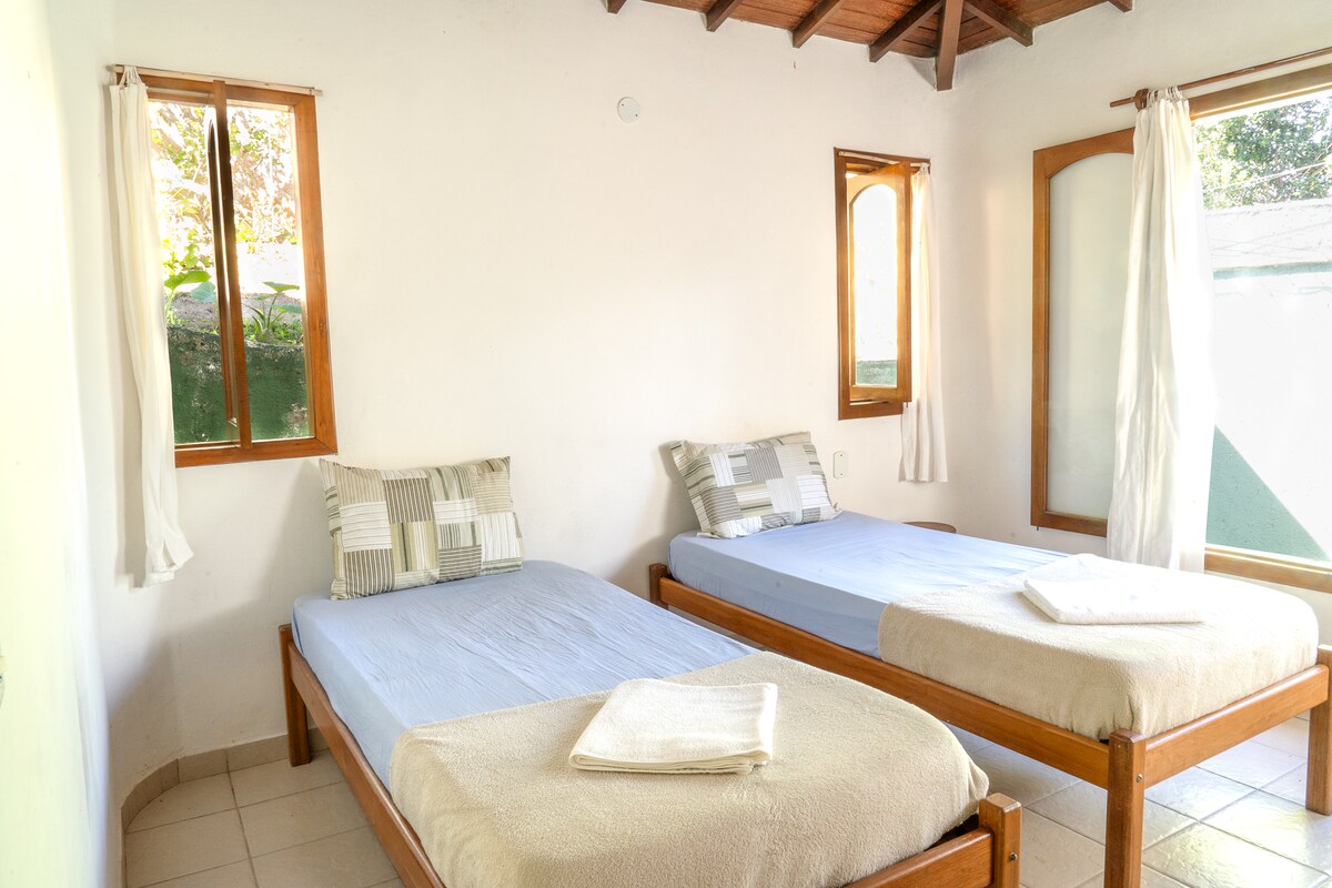 房间配备两张单人床。