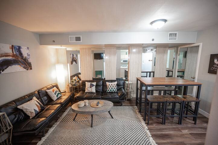 Stay Together on The Strip – 3 Bedroom Condo gallery image 2