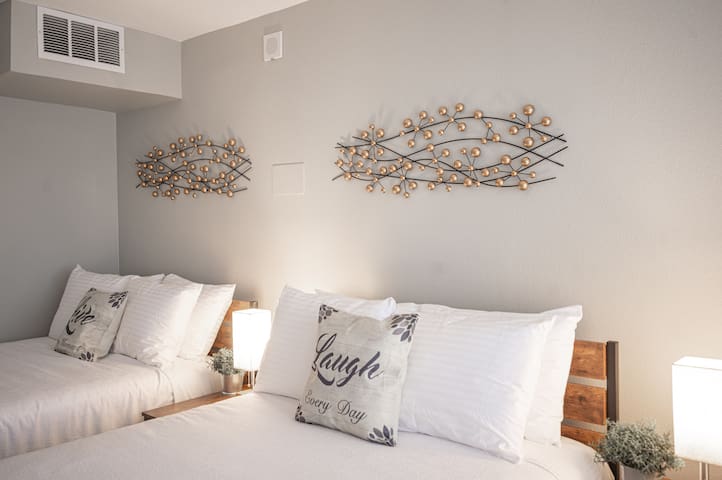 Stay Together on The Strip – 3 Bedroom Condo