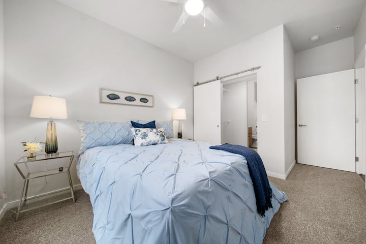 Საძინებელი 1 კარადასა და სააბაზანოში გასეირნებით