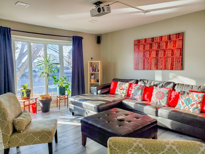Cozy Mf Suite, 3bdr, Practical & Great City Access - カルガリー