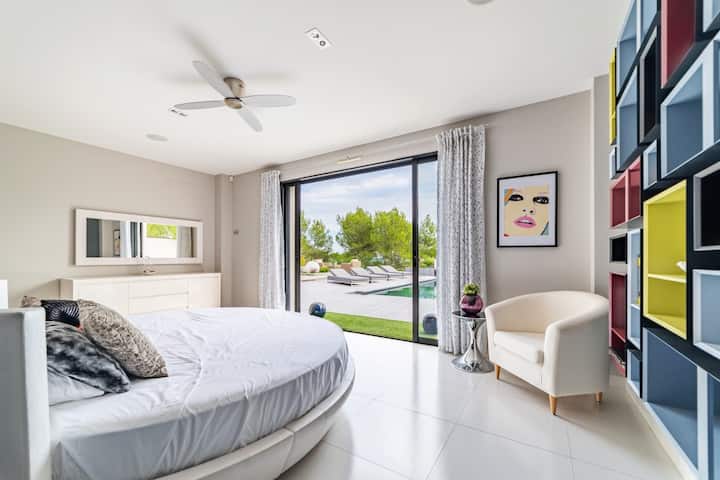 Spavaća soba 1: glavni apartman s garderobom, kupaonicom, WC-om. Izravan pristup terasi s pogledom na bazen