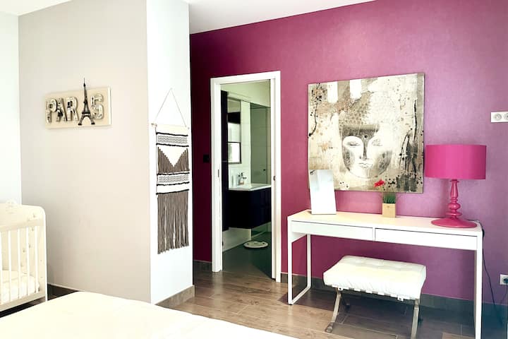 3. spavaća soba: bračni krevet u 180 cm x 200 ili 2 kreveta za jednu osobu 90 cm x 200. Privatna kupaonica s kadom i tušem. Krevetić