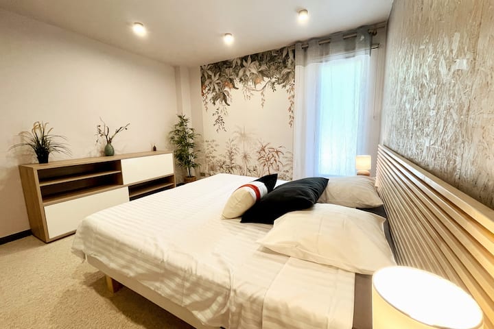 Spavaća soba 5: bračni krevet 180 cm x 190 ili 2 jednostruka kreveta 90 cm x 190. Privatna kupaonica s tušem. 