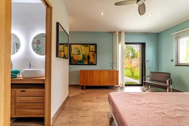 2. spavaća soba: bračni krevet veličine 180 cm x 200 ili 2 kreveta za jednu osobu 90 cm x 200. Privatna kupaonica s tušem. 