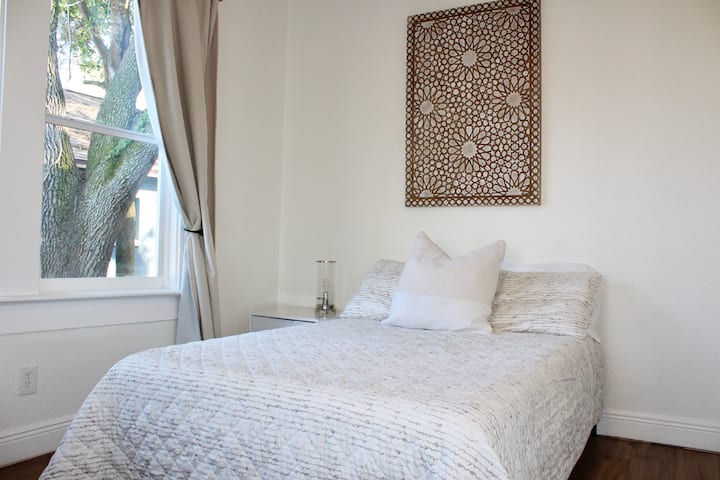 Posteľ v plnej veľkosti so  super pohodlným matracom z pamäťovej peny
Komoda so zrkadlom, nočným stolíkom, šatníkom a zatemňovacími žalúziami a závesmi 