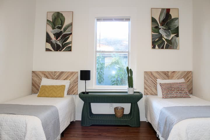 Dve oddelené postele s matracom z pamäťovej peny 
Komoda, šatník a televízor s Roku (Netflix, Hulu, Disney+ a ESPN+)