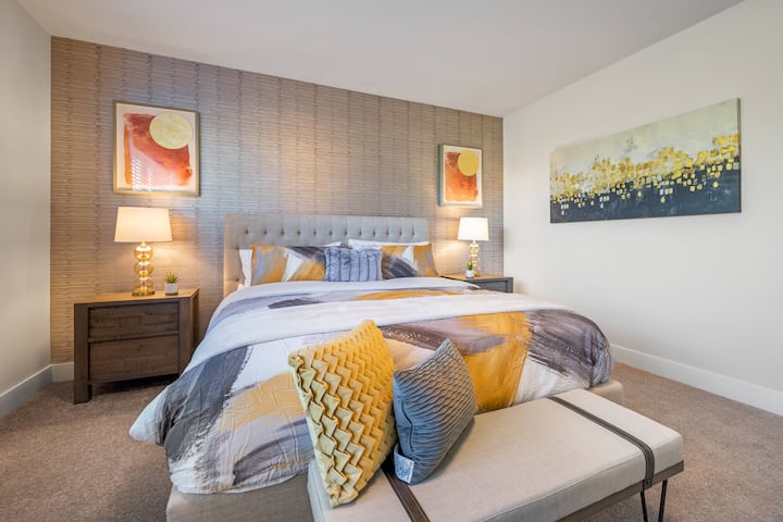 Lijepo uređena spavaća soba s bračnim krevetom u kojoj se možete u potpunosti odmoriti i dobro se naspavati.