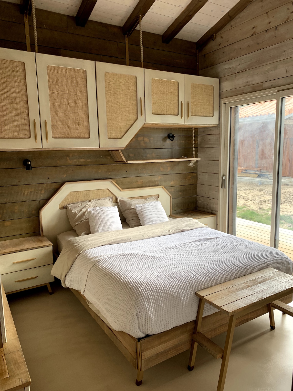 Გემის ოთახი, დიდი ნათელი მთავარი საძინებელი გემის ოთახის იდეაში. 