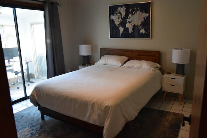 Chumba cha kulala cha ukubwa wa malkia kiliwasiliana na ofisi /sehemu ya kufanyia kazi.