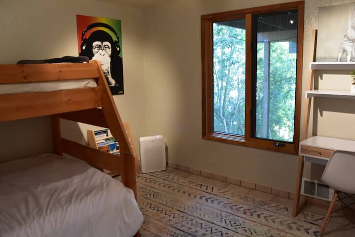 Chumba cha kulala cha watoto chenye kitanda cha ghorofa mbili juu ya kitanda kamili