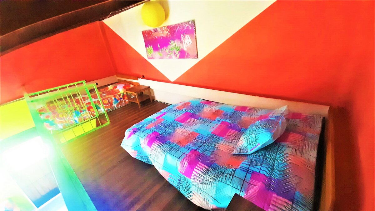 สมาชิกในกลุ่มหลายคนต้องเข้าพักหรือไม่? นี่คือพื้นที่ของ Altillo ที่มีเตียง Comódas สองเตียงและโต๊ะด้านข้าง