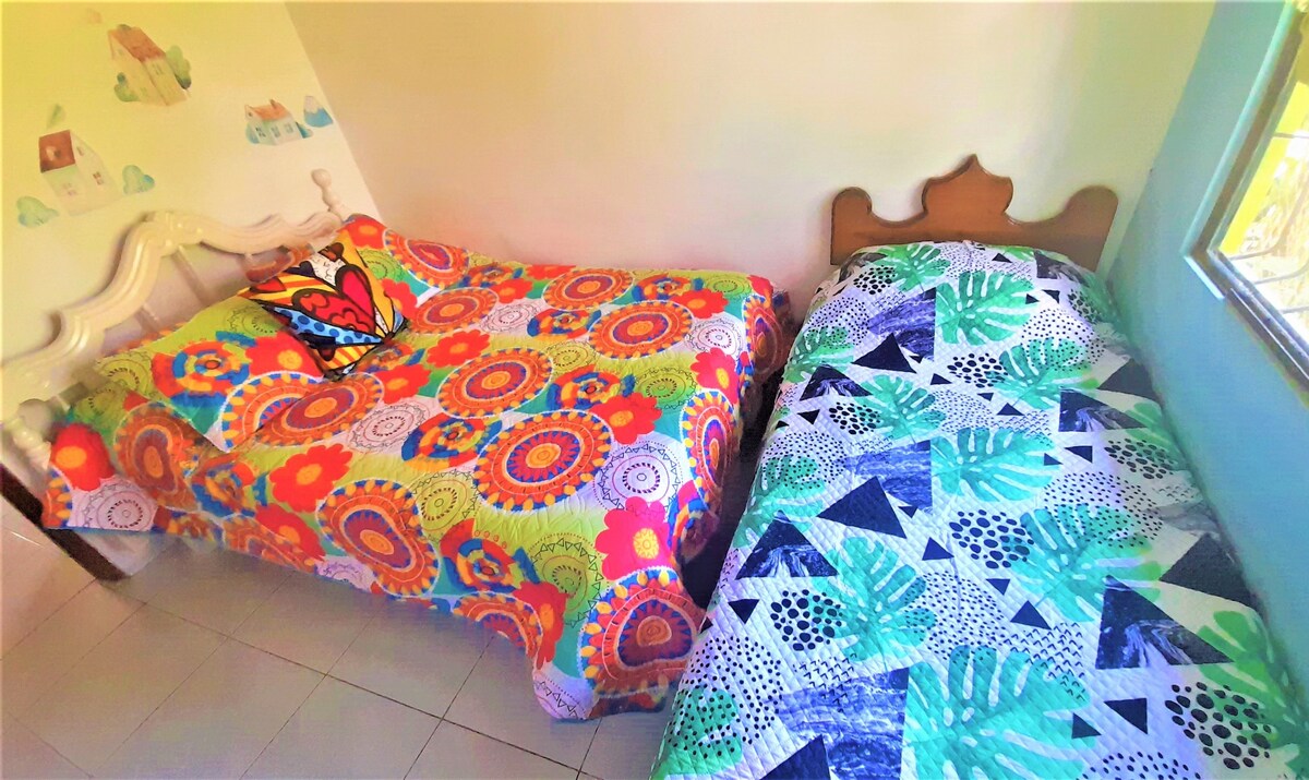 นี่เป็นห้องที่สอง เรามีเตียงคู่และเตียงเดี่ยวที่สบายอีกเตียง เมื่อเดินทางกับครอบครัวหรือเพื่อนร่วมงาน คุณจะรู้สึกโล่งใจเมื่อเข้าพักในที่พักของเรา