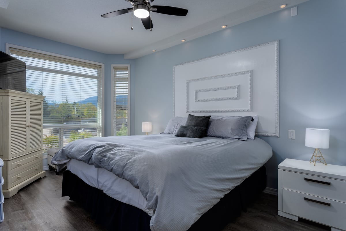 Dormitorio principal con colchón nuevo tamaño king y somier, vestidor y baño privado.