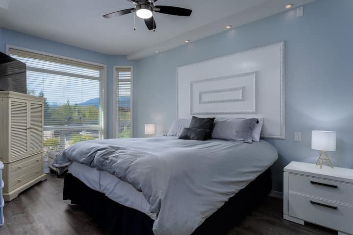 Chumba bora cha kulala chenye godoro jipya la ukubwa wa King na chemchemi, tembea kwenye kabati na bafu la malazi