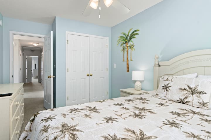 5th bedroom with queen bed on the 2nd floor
