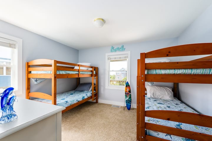 Две двуетажни легла, на които децата да се наслаждават на 2 - ро ниво, споделяйки вана на Джак и Джил.